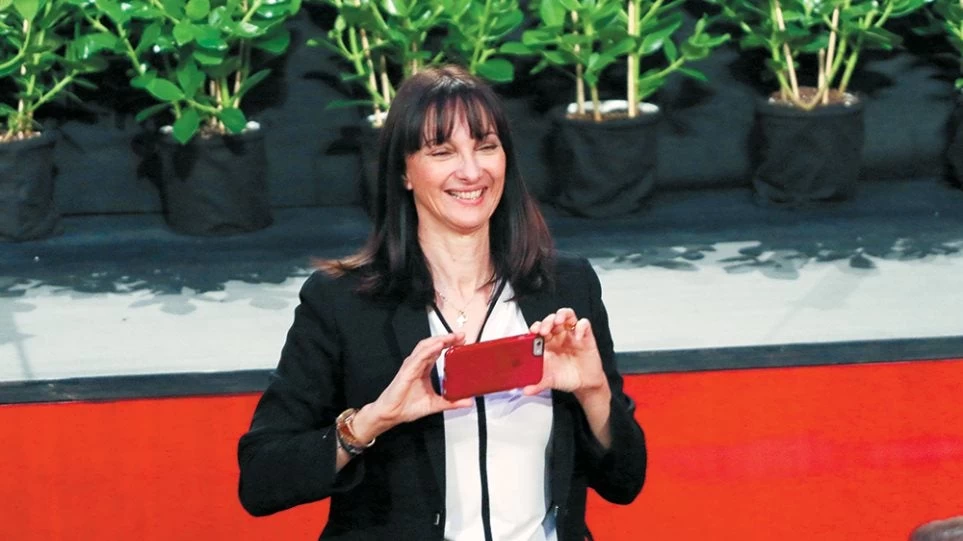 Το Δημόσιο πλήρωσε 3.092 ευρώ για να αγοράσει τρία iPhone στην Κουντουρά (εικόνες)